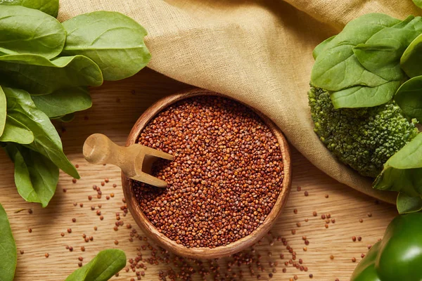 Top Uitzicht Van Rode Quinoa Houten Kom Met Spatel Buurt — Stockfoto