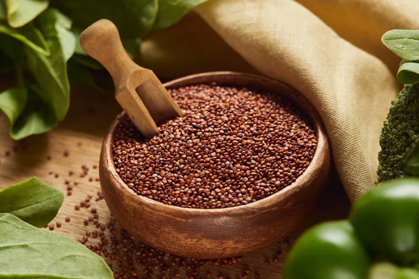 Vue Rapprochée Des Graines Quinoa Rouge Dans Bol Bois Avec — Photo