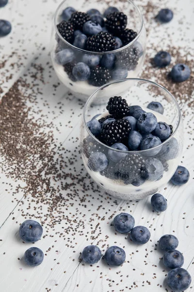 Selektiver Fokus Von Leckerem Joghurt Mit Chiasamen Blaubeeren Brombeeren Der — Stockfoto