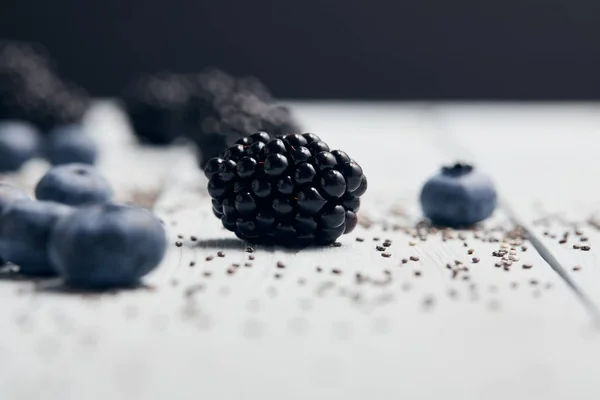 Selektiver Fokus Von Verstreuten Brombeeren Blaubeeren Und Chiasamen Auf Weißem — Stockfoto