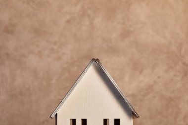 bej dokulu duvar, gayrimenkul kavramı yakın ev modelinin çatı