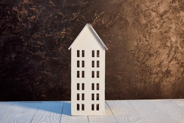 Ház Modell Asztal Közelében Barna Textúrázott Fal Ingatlan Koncepció — Stock Fotó