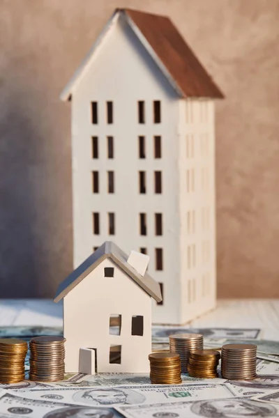 Моделі Будинків Білому Дерев Яному Столі Біля Грошей Концепція Нерухомості — стокове фото