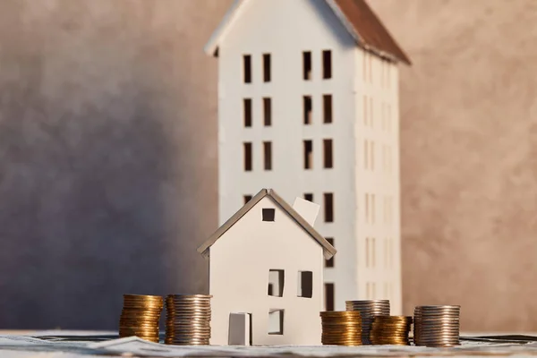 Domy Modele Pieniądze Pobliżu Brązowej Teksturowanej Ścianie Koncepcja Nieruchomości — Zdjęcie stockowe