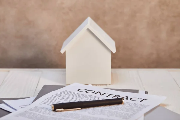 Modelo Casa Blanca Mesa Madera Blanca Con Contrato Cerca Pared — Foto de Stock