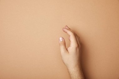 kopya alanı ile bej arka planda erkek el kırpılmış görünümü