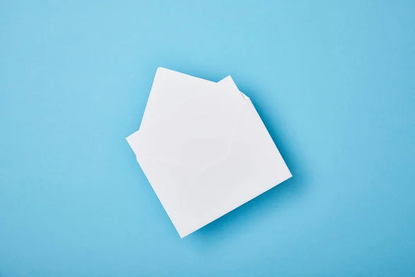 Obálka Prázdnou Bílou Kartou Modrém Pozadí — Stock fotografie