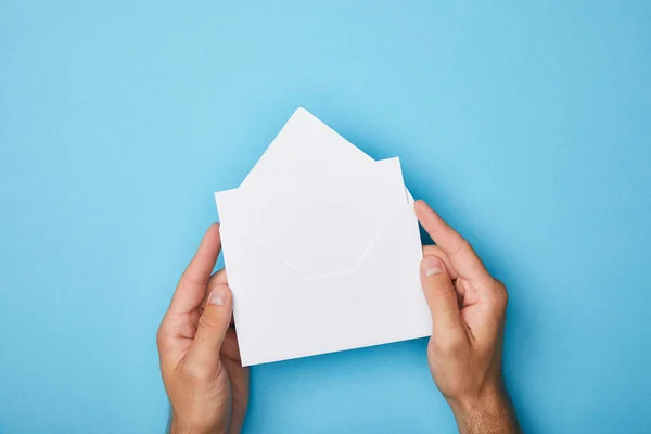 Cropped View Man Holding Envelope Blank White Card Blue Background — Stock Photo, Image