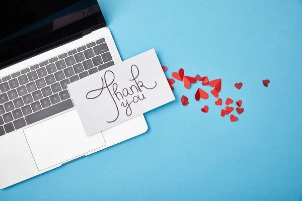 Vista Superior Laptop Cartão Com Letras Agradecimento Corações Papel Fundo — Fotografia de Stock