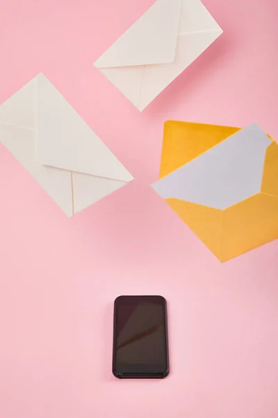 Envelopes Perto Smartphone Com Tela Branco Fundo Rosa — Fotografia de Stock