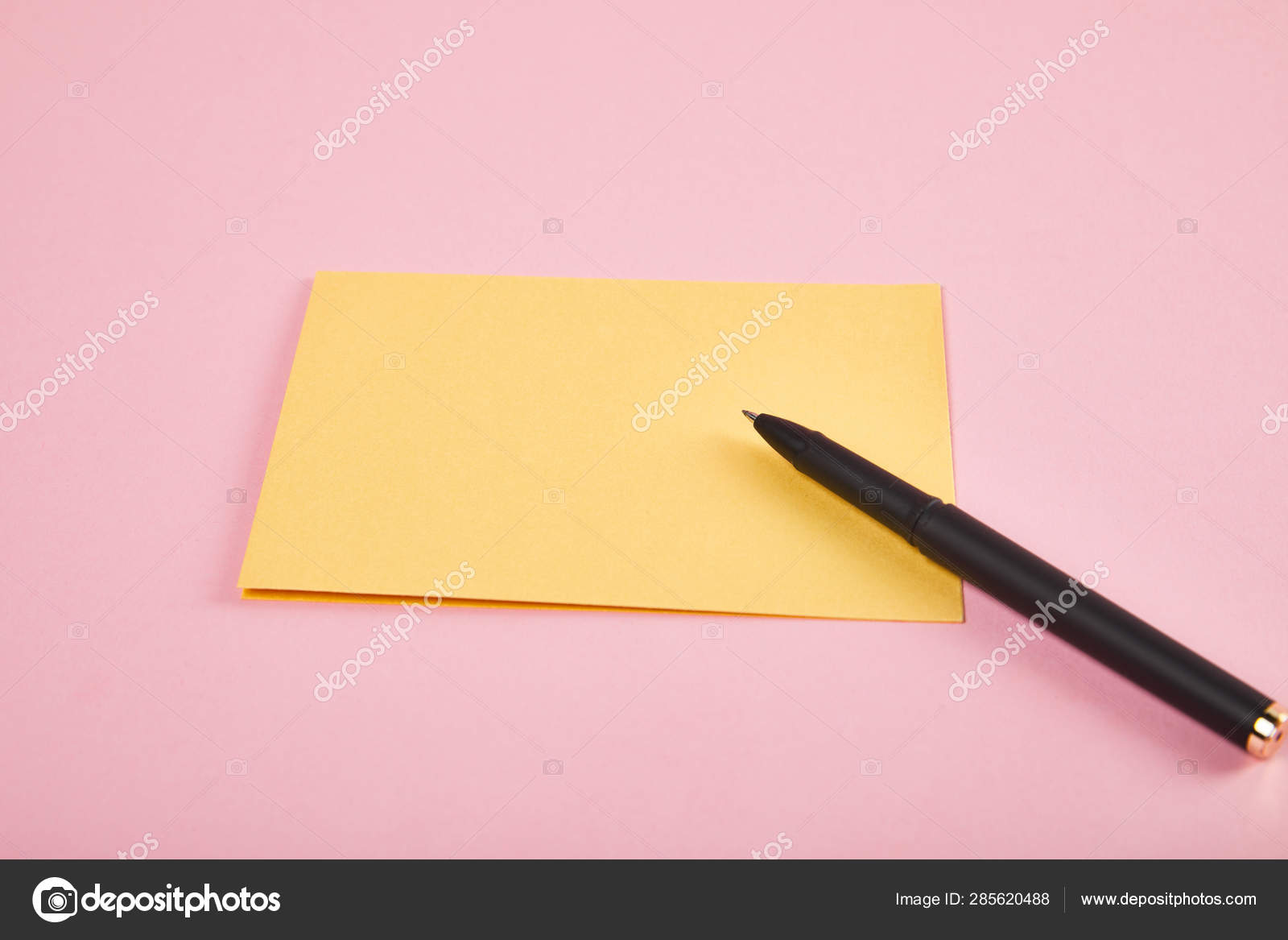 Gelber Umschlag Mit Stift Auf Rosa Hintergrund Stockfotografie Lizenzfreie Fotos C Antonmatyukha Depositphotos