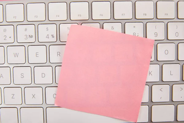 Widok Góry Puste Różowe Notatki Klawiaturze Laptopa — Zdjęcie stockowe