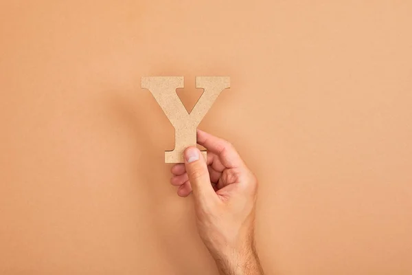 Bijgesneden Weergave Van Man Holding Papier Knippen Letter Beige Achtergrond — Stockfoto