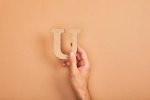 Bijgesneden Weergave Van Man Holding Papier Gesneden Letter Beige Achtergrond — Stockfoto