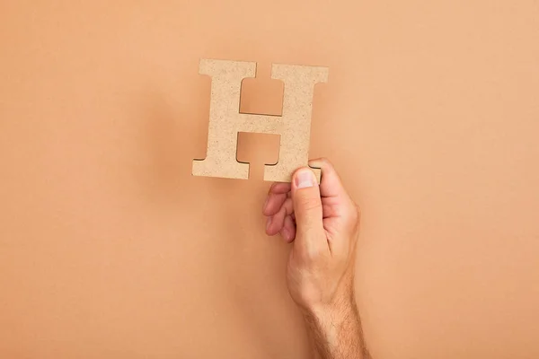 Bijgesneden Weergave Van Man Holding Papier Gesneden Letter Beige Achtergrond — Stockfoto