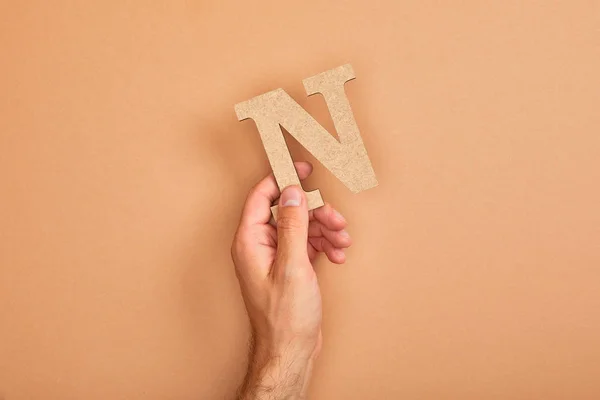 Gedeeltelijke Weergave Van Man Holding Papier Gesneden Letter Beige Achtergrond — Stockfoto