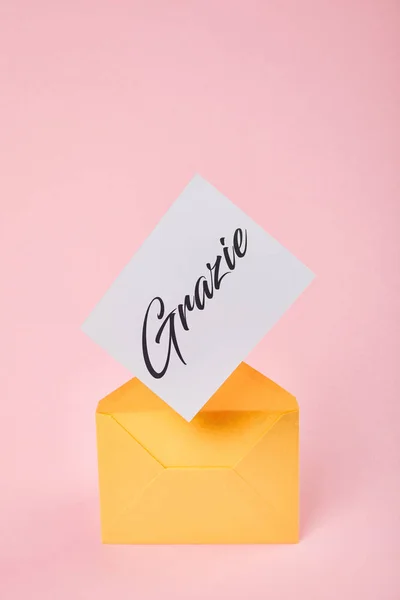 Envelope Amarelo Com Palavra Pastosa Cartão Branco Sobre Fundo Rosa — Fotografia de Stock