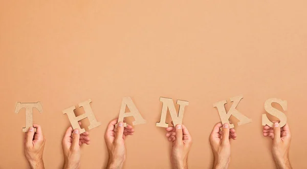 Visão Parcial Homens Segurando Palavra Agradecimento Dispostos Partir Letras Corte — Fotografia de Stock
