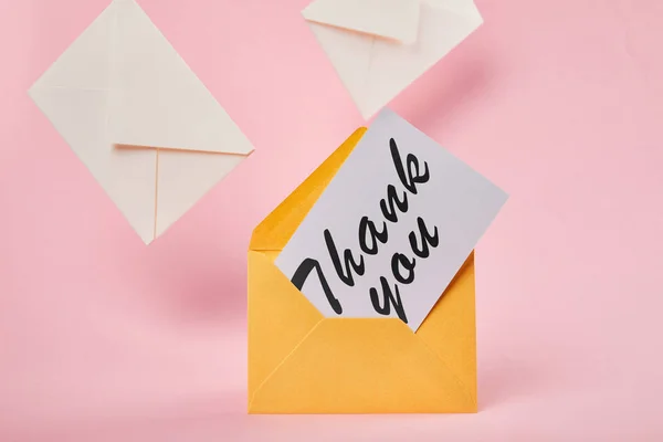 ピンクの背景に文字の近くに白いカードに感謝の手紙と黄色の封筒 — ストック写真