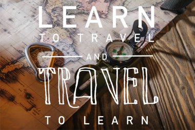 pusula, güvenlik kancası ve harita ahşap masa üzerinde seyahat öğrenmek ve illüstrasyon öğrenmek için seyahat