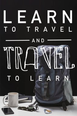 sırt çantası, fincan, dizüstü bilgisayarlar, akıllı telefon ve trekking ekipmanları illüstrasyon öğrenmek için seyahat ve seyahat öğrenmek ile siyah izole