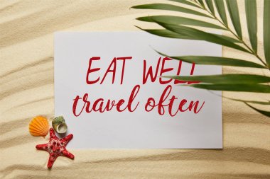 iyi yemek ile pankart yakınında yeşil palmiye yaprağı üst görünümü, kumlu plajda sık sık yazı, denizyıldızı ve deniz kabukları seyahat 