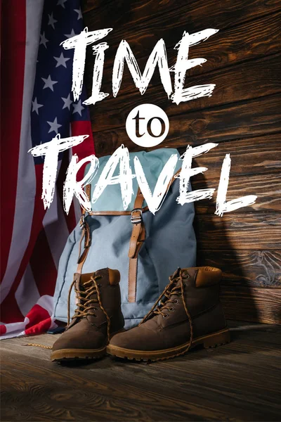 徒步靴 背包和美国国旗在木制表面与时间旅行插图 — 图库照片