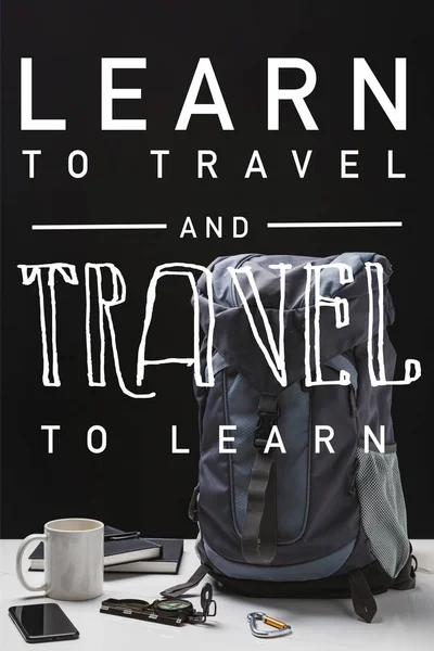 バックパック カップ ノート スマートフォン トレッキング機器は イラストを学ぶために旅行や旅行を学ぶと黒に隔離 — ストック写真