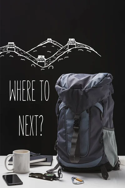 Mochila Taza Cuadernos Teléfono Inteligente Equipo Trekking Aislado Negro Con — Foto de Stock