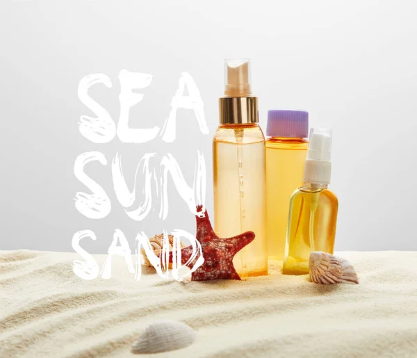 Пляшки Сонцезахисними Засобами Піску Морською Зіркою Сірому Фоні Морем Сонцем — стокове фото