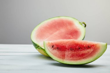 gri üzerinde izole ahşap beyaz masa üzerinde tohumlar ile Olgun kırmızı karpuz kesilmiş