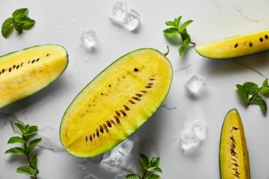 nane, buz ile mermer yüzeyinde tohumlar ile kesilmiş lezzetli egzotik sarı karpuz üst görünümü
