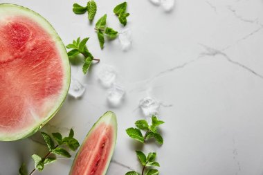 Nane ve buz ile mermer yüzeyinde kesilmiş lezzetli kırmızı karpuz üst görünümü