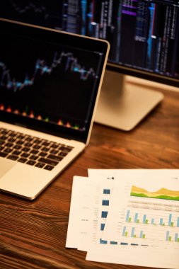 grafik ve grafikler, tablo üzerinde belgeler ile dizüstü bilgisayar ve bilgisayar  