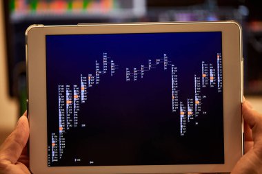 grafikler ve grafikler ile dijital tablet tutan adam kırpılmış görünümü 