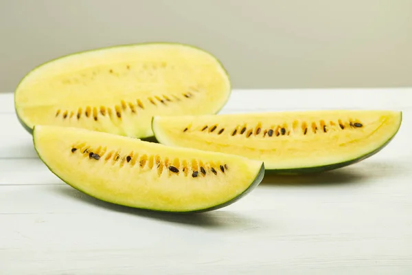 Gele Smakelijke Watermeloen Met Zaden Witte Houten Tafel Geïsoleerd Grijs — Stockfoto