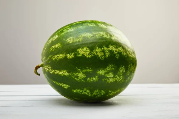 Reife Ganze Leckere Wassermelone Auf Weißem Holztisch Isoliert Auf Grau — Stockfoto