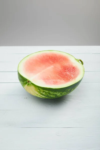 Rijpe Rode Watermeloen Helft Houten Witte Tafel Geïsoleerd Grijs — Stockfoto
