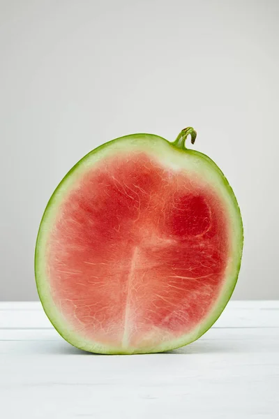 Mogen Röd Läcker Vattenmelon Halv Trä Vitt Bord Isolerat Grått — Stockfoto