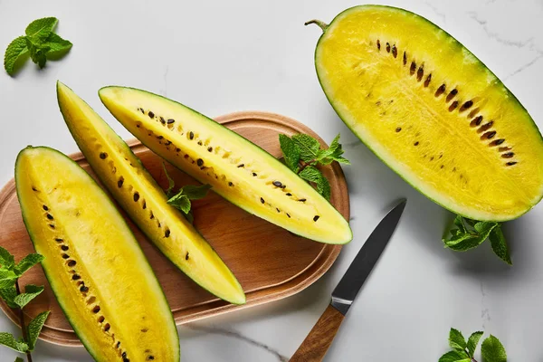 Top Cut Läckra Exotiska Gula Vattenmelon Med Frön Trä Skärbräda — Stockfoto