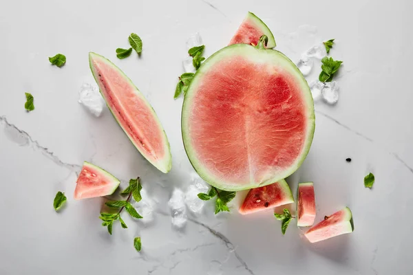 Draufsicht Auf Geschnittene Köstliche Rote Wassermelone Mit Samen Auf Marmoroberfläche — Stockfoto