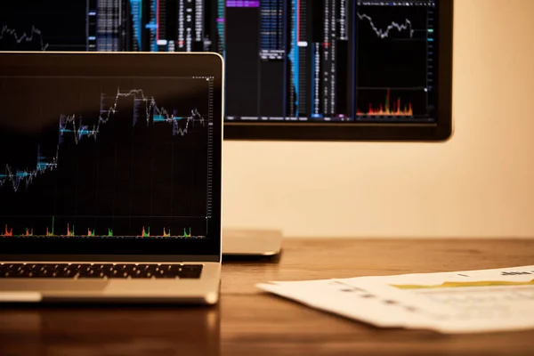 Laptop Computer Met Diagrammen Grafieken Documenten Tafel — Stockfoto