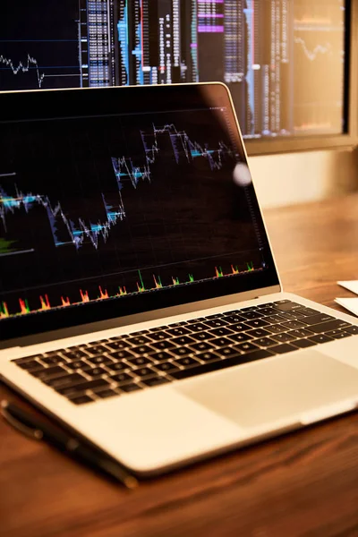 Portátil Computadora Con Gráficos Gráficos Tabla —  Fotos de Stock