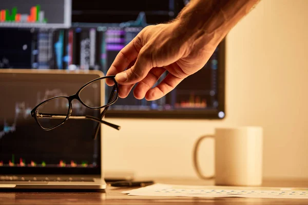 Visão Cortada Homem Adulto Segurando Óculos Escritório — Fotografia de Stock