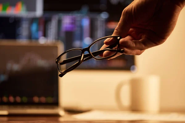 Vue Recadrée Homme Adulte Tenant Des Lunettes Bureau — Photo