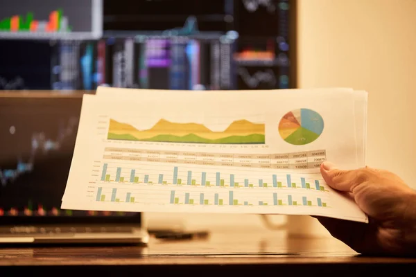 Обрезанный Вид Взрослого Мужчины Держащего Бумаги Графиками Графиками — стоковое фото
