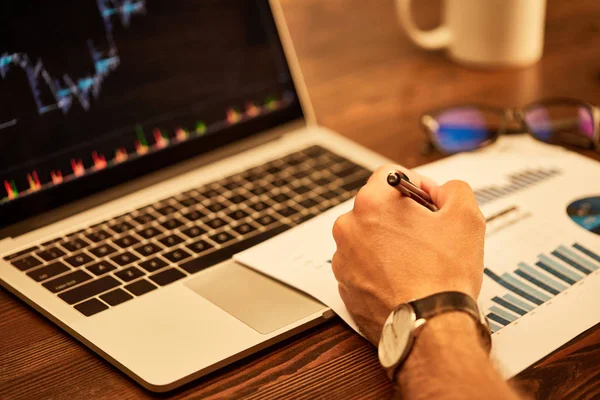 Bijgesneden Beeld Van Man Schrijven Met Pen Papier Met Grafieken — Stockfoto