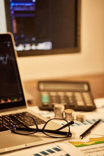 Selectieve Focus Van Laptop Munten Papieren Bril Pen Rekenmachine Tafel — Stockfoto