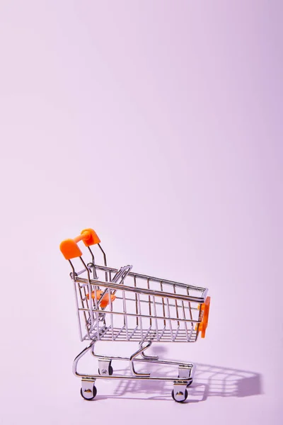 Pequeño Carrito Compras Decorativo Sobre Fondo Violeta — Foto de Stock