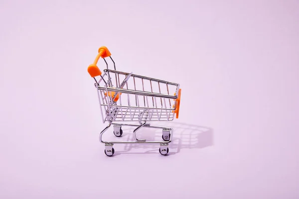 Carrito Compras Juguete Decorativo Con Asa Naranja Sobre Fondo Violeta — Foto de Stock